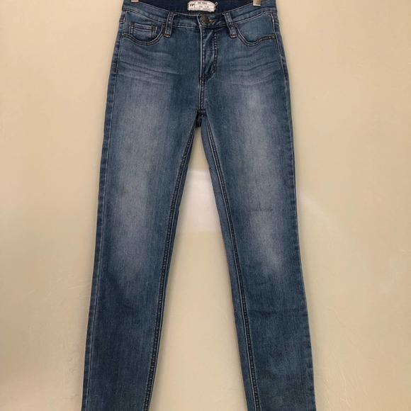 FREE PEOPLE Women's Medium Wash Straight Leg Simple Staple Skinny Jeans sz 25 - Picture 2 of 5